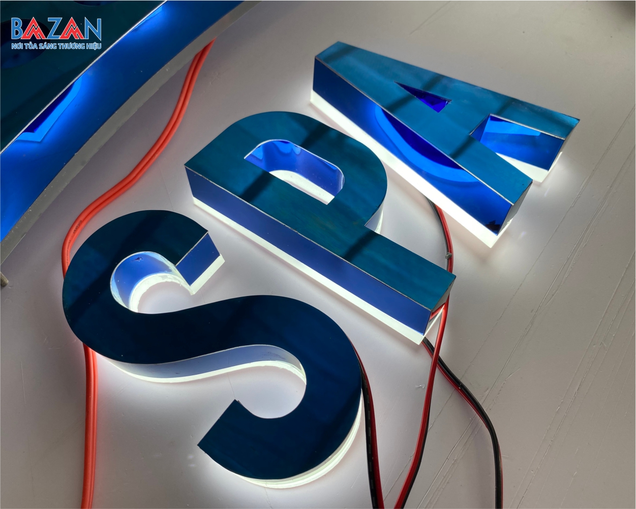 Chữ Inox Xanh Gương Uốn Nổi – Âm Đèn LED, Chân Mica Cháo Sang Trọng