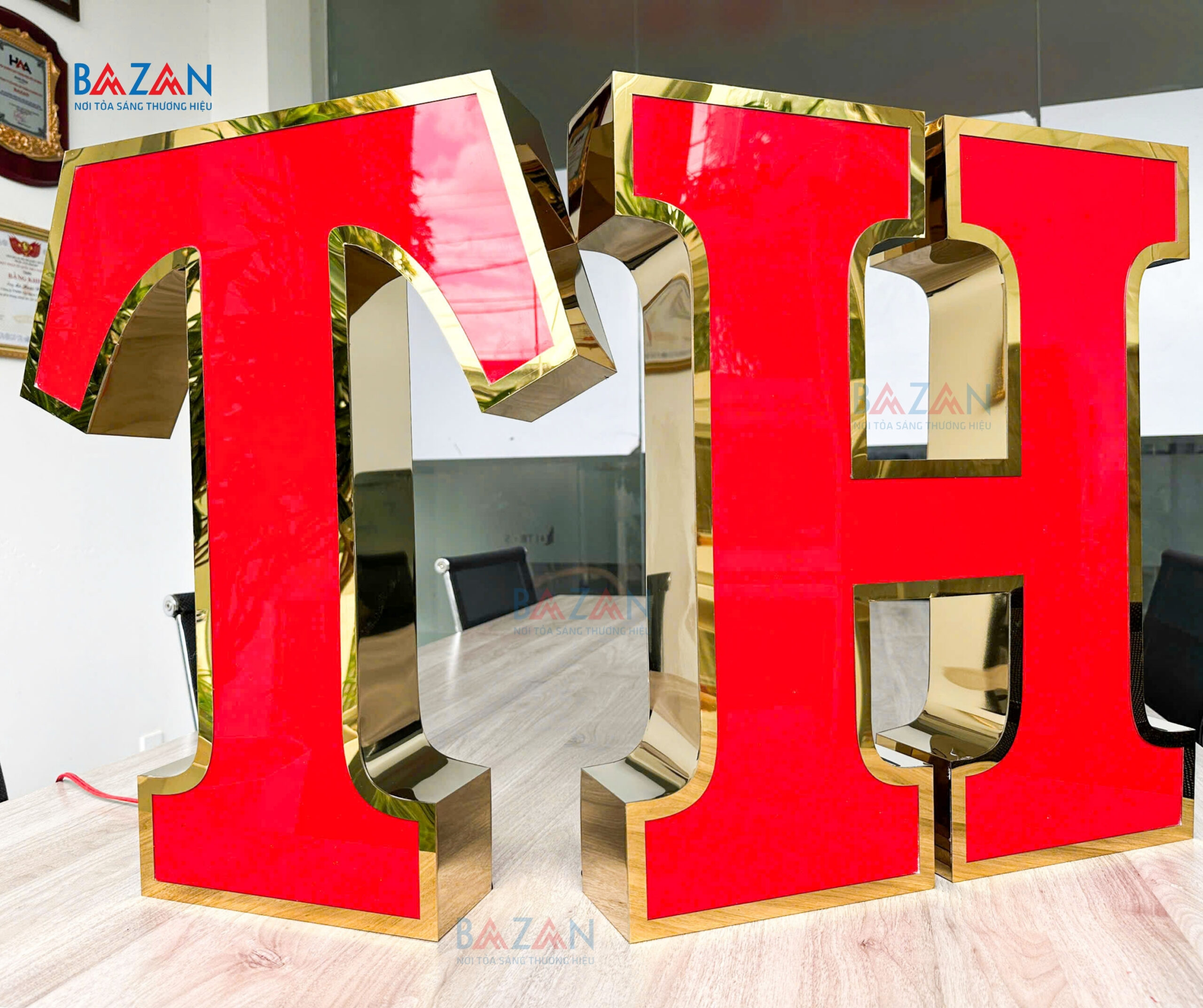 Chữ nổi Inox Mặt Mica – Giải Pháp Tạo Dấu Ấn Thương Hiệu Sang Trọng & Hiện Đại