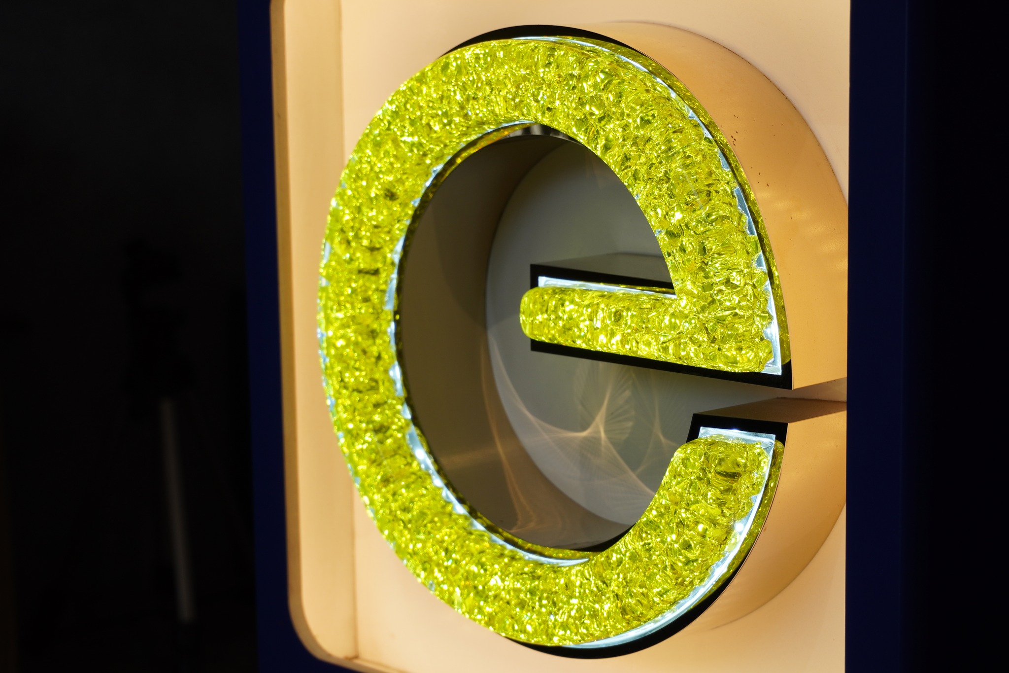 CHỮ MICA GIẢ ĐÁ: NÂNG TẦM ĐẲNG CẤP THƯƠNG HIỆU